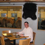 La salle du restaurant "Vogafjós Cowshed", près de Mývatn, donne directement sur l'étable d'un coté, et sur la salle de traite de l'autre.