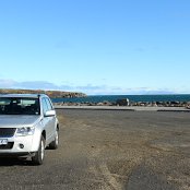 Notre voiture (Suzuki grand Vitara) au bord de la mer à Keflavik. Pour notre arrivé, grand beau temps.