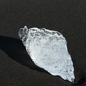 Un glaçon échoué sur la plage de Jökulsárlón (coté mer). Le sable est noir car il est d'origine volcanique.