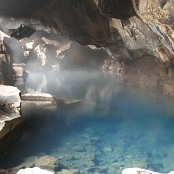 La grotte de Grjótagjá, à l'interieur d'une faille dans une coulée de lave. Température de l'eau: 46°c. Malheureusement un tout petit peu trop élévée pour de l'on puisse s'y baigner.