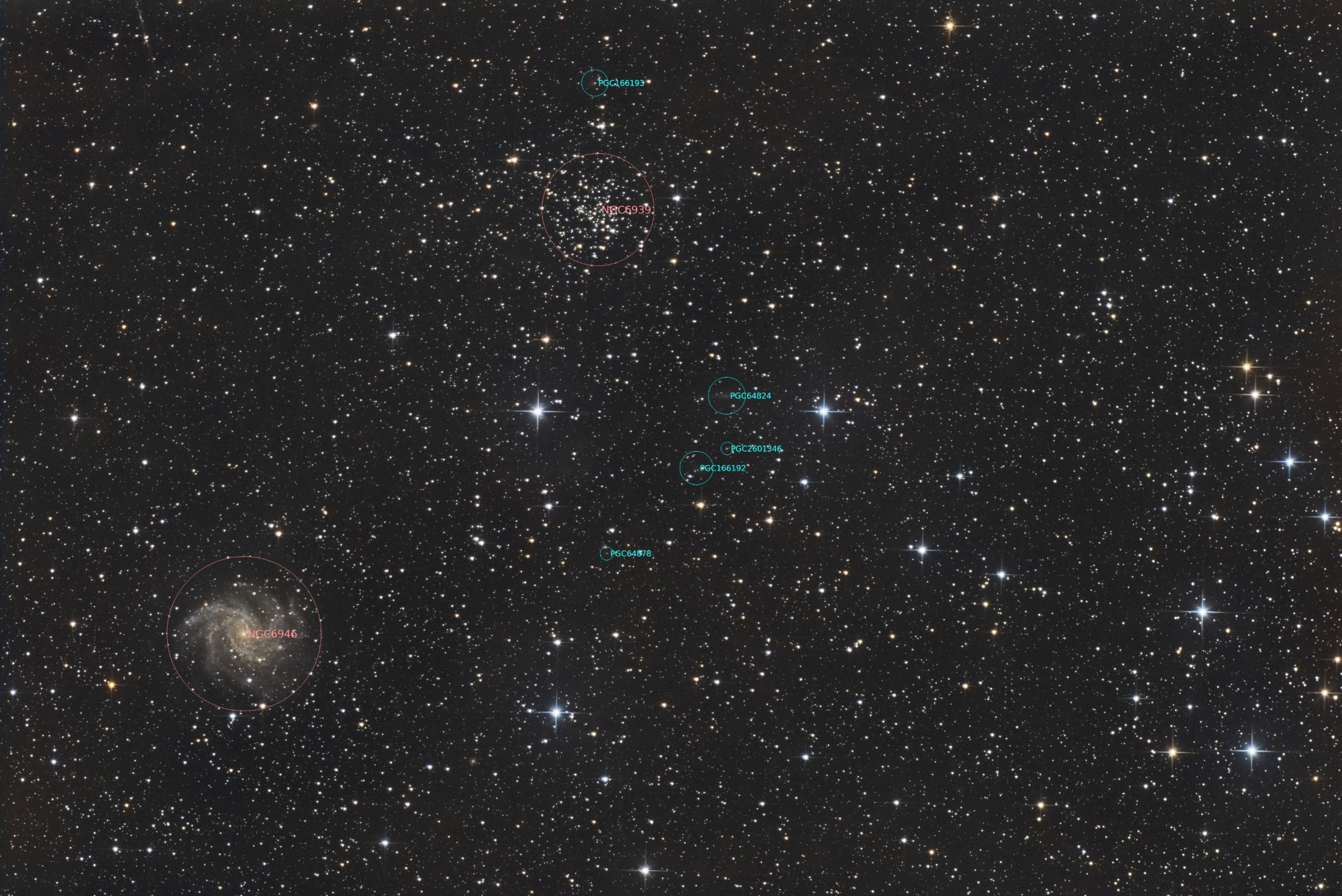 NGC6946_amas_N150_artemis_294c_RGB_Siril-Pix-PS-finale__Annotated.thumb.jpg.a3008104c3816e524359786eb971eb66.jpg